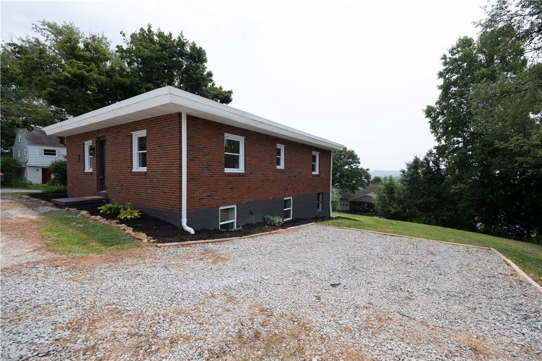 1040 Summit Dr, Greensburg, PA 15601