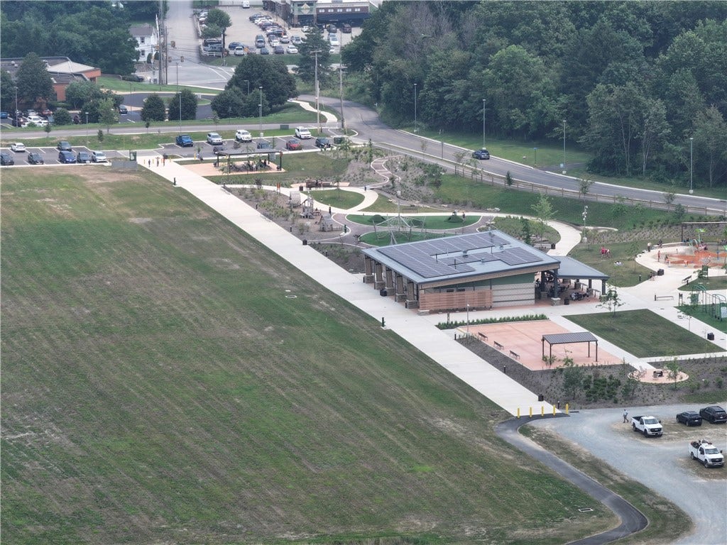 1040 Summit Dr, Greensburg, PA 15601