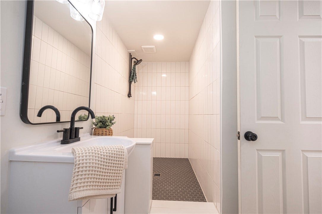 1040 Summit Dr, Greensburg, PA 15601