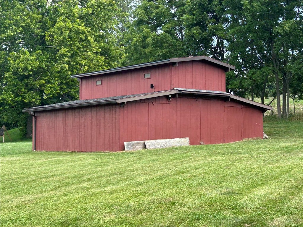 139 Oglevee Ln, Connellsville, PA 15425
