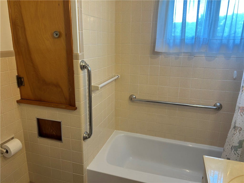 139 Oglevee Ln, Connellsville, PA 15425