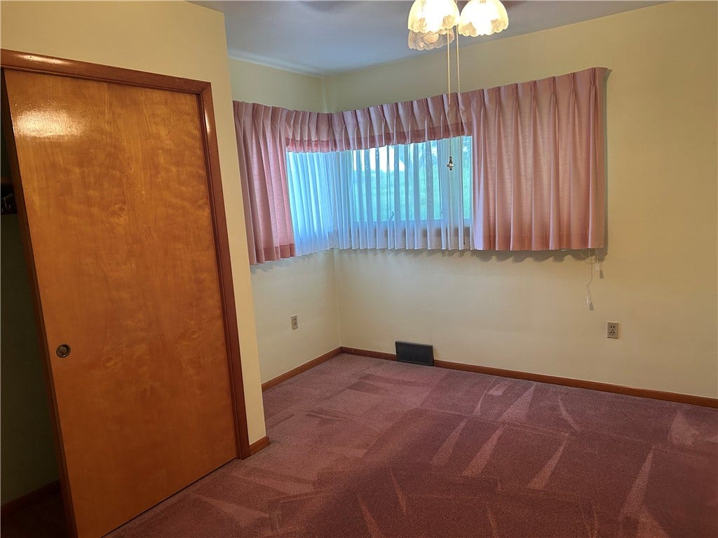 139 Oglevee Ln, Connellsville, PA 15425