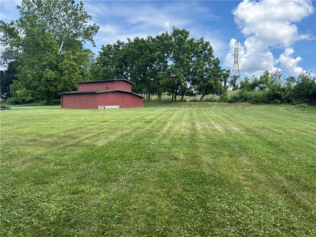 139 Oglevee Ln, Connellsville, PA 15425