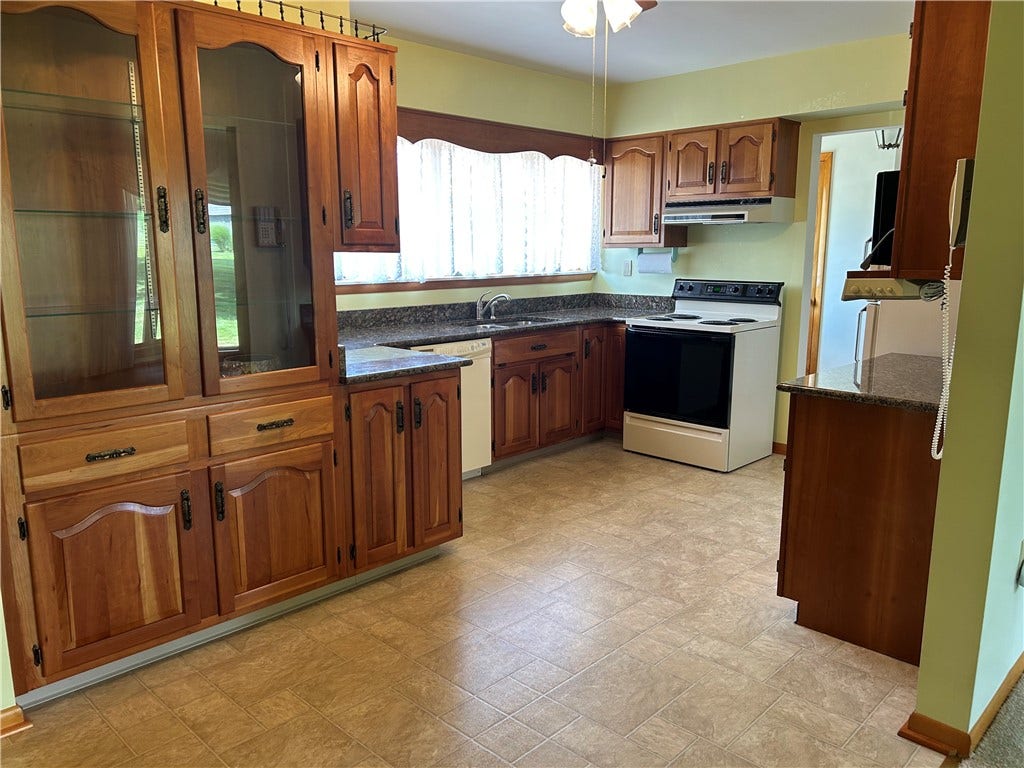 139 Oglevee Ln, Connellsville, PA 15425
