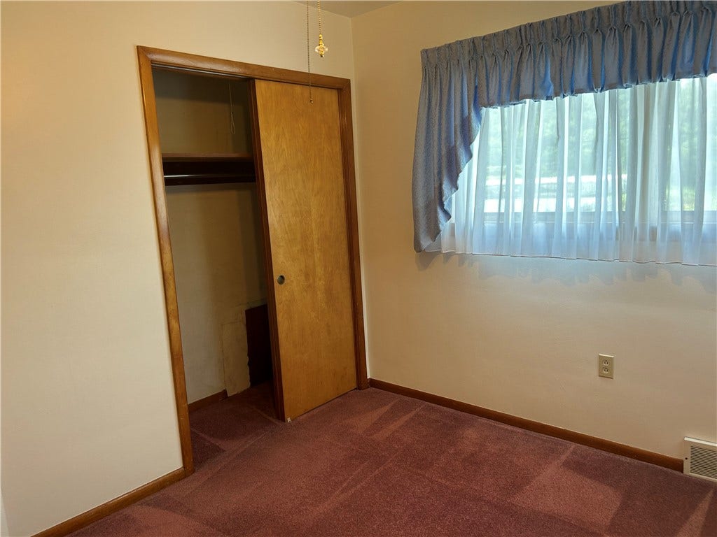139 Oglevee Ln, Connellsville, PA 15425