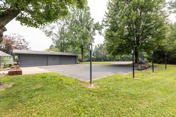 26 Lois Ln, Mercer, PA 16137