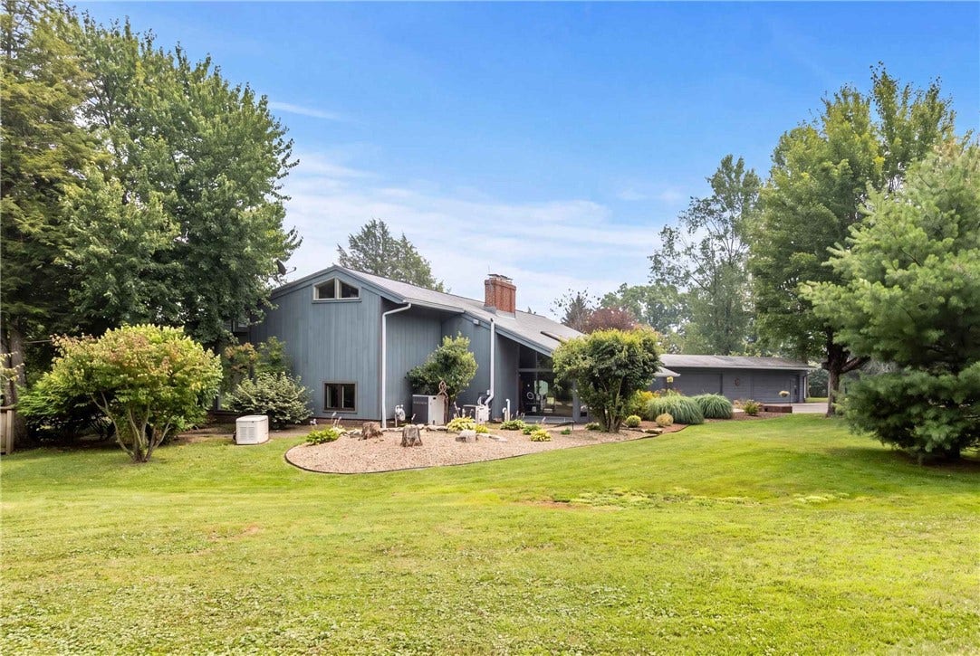 26 Lois Ln, Mercer, PA 16137