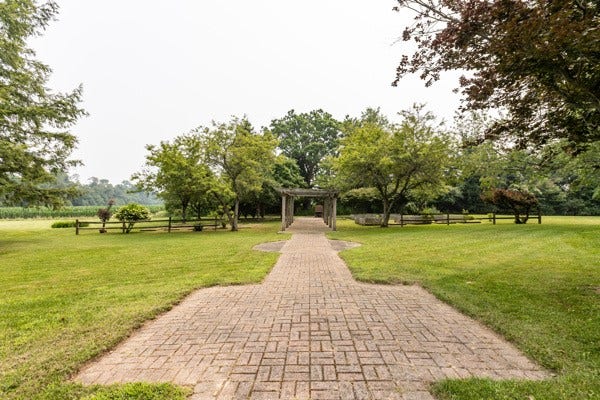 26 Lois Ln, Mercer, PA 16137