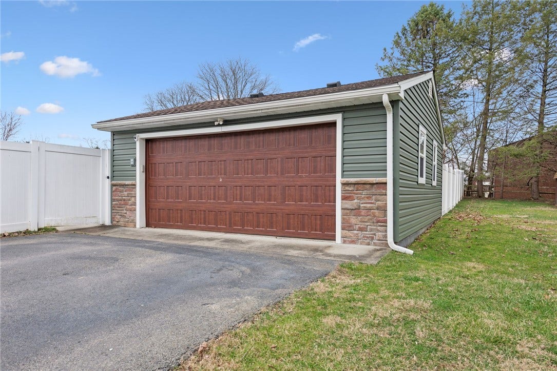1521 Woodlawn Dr, Latrobe, PA 15650