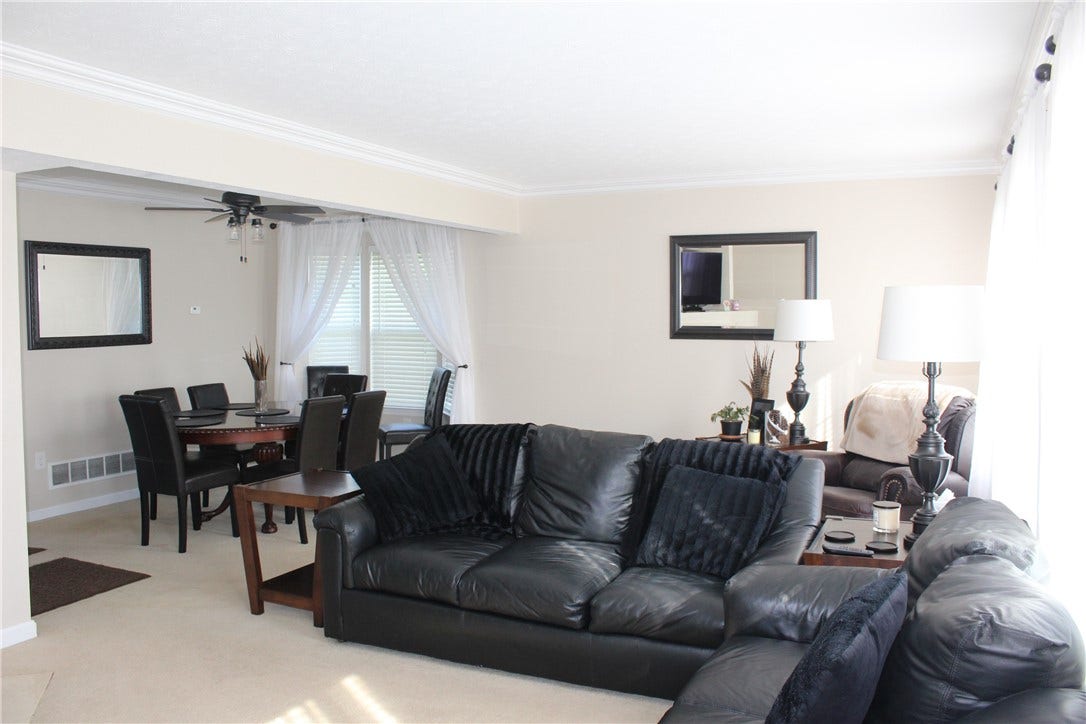 2011 Trail Side Ct, Jeannette, PA 15644