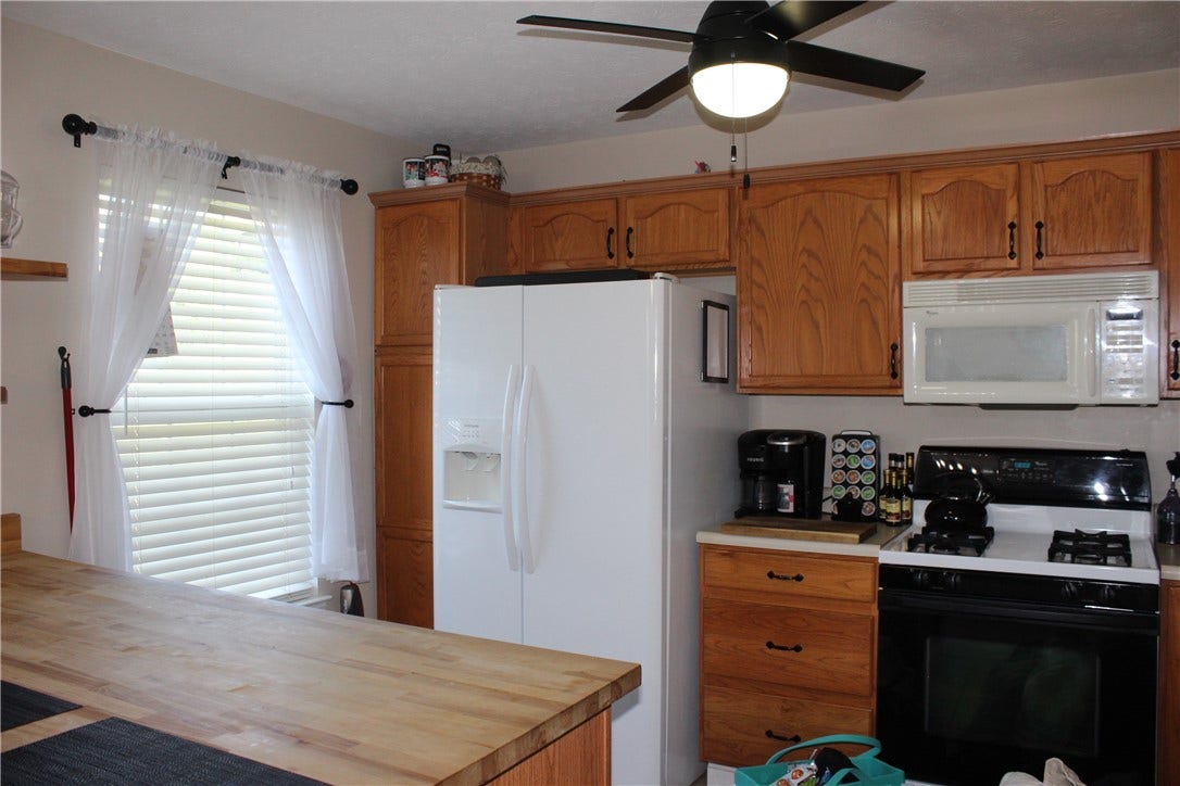 2011 Trail Side Ct, Jeannette, PA 15644