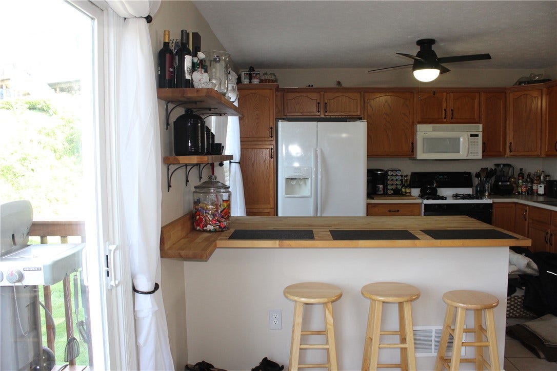 2011 Trail Side Ct, Jeannette, PA 15644