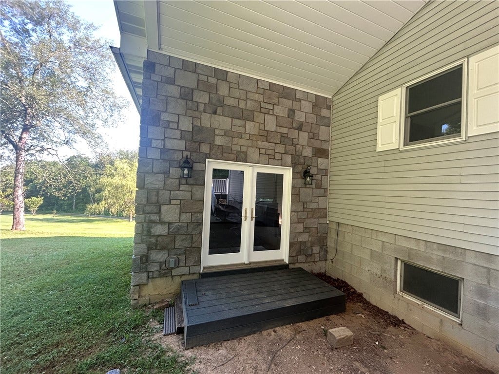 328 Adelaide Rd, Connellsville, PA 15425