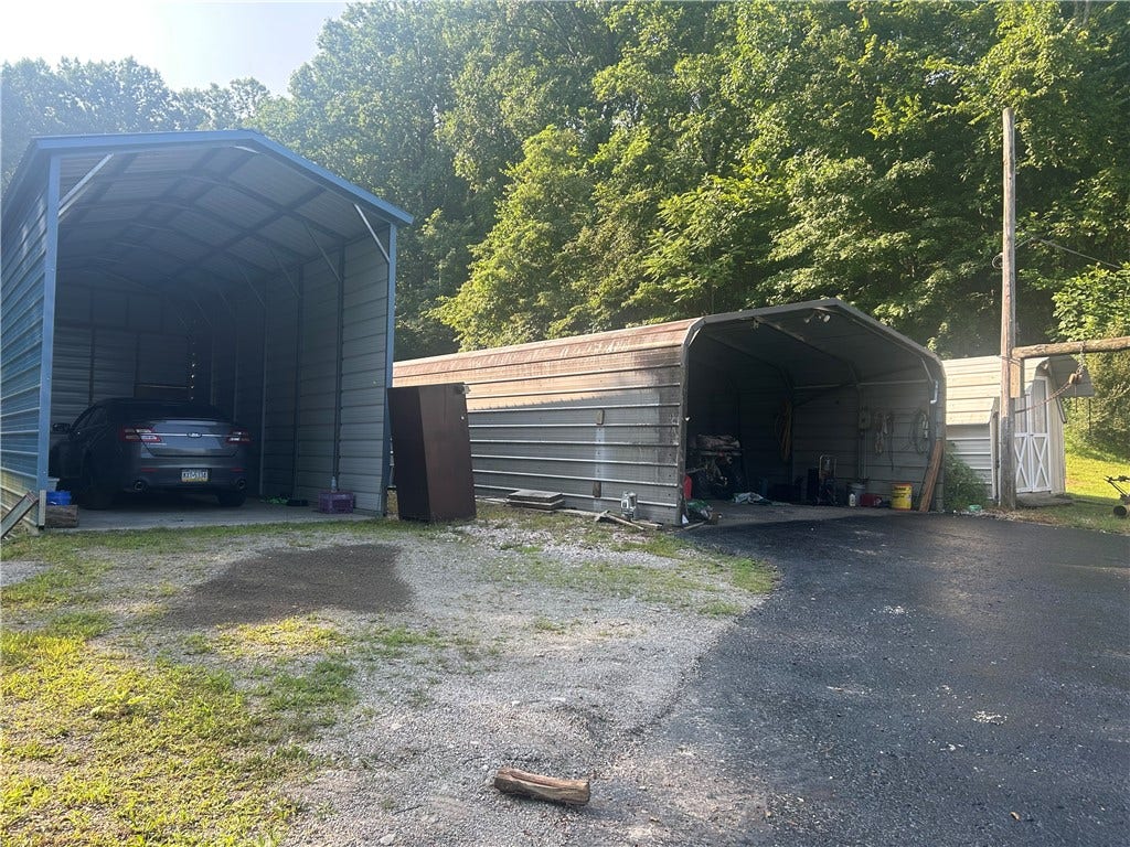 328 Adelaide Rd, Connellsville, PA 15425