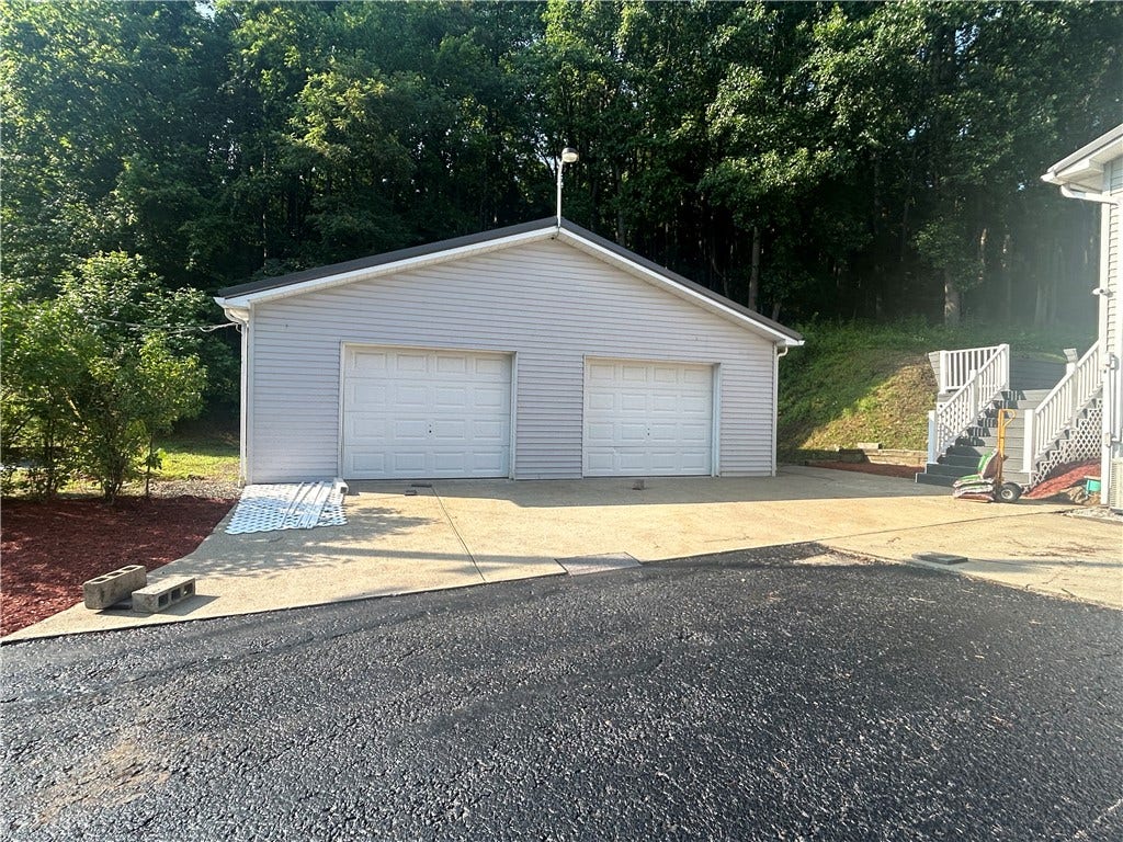 328 Adelaide Rd, Connellsville, PA 15425