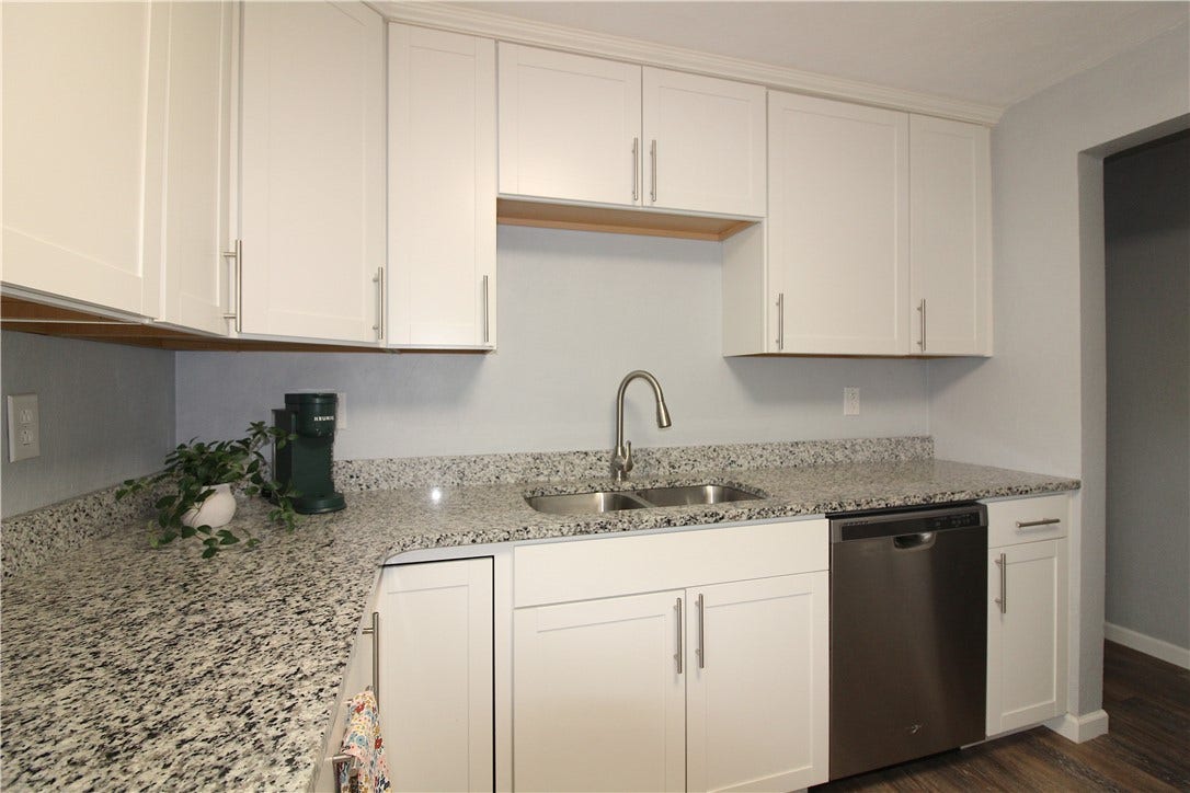 Not visible is the track lighting under the cabinets!