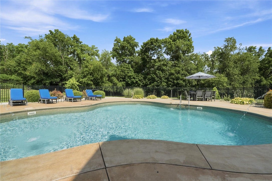 Beautiful Fenced in, Hardscaped Pool with 4 Fountains.