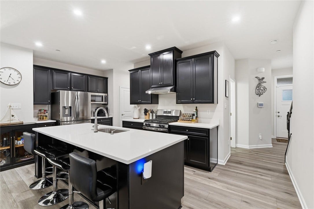 Stainless steel appliances include a French-door Samsung refrigerator with lower freezer, in-door ice/water dispenser, and a convenient snack drawer.