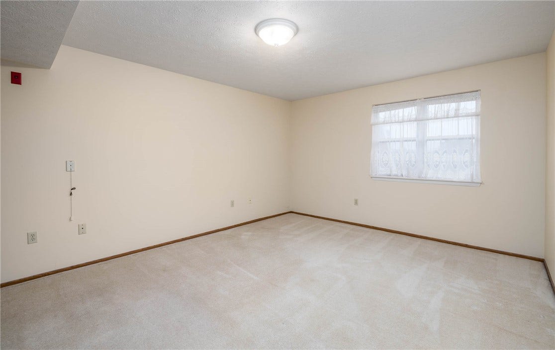 Large primary bedroom.