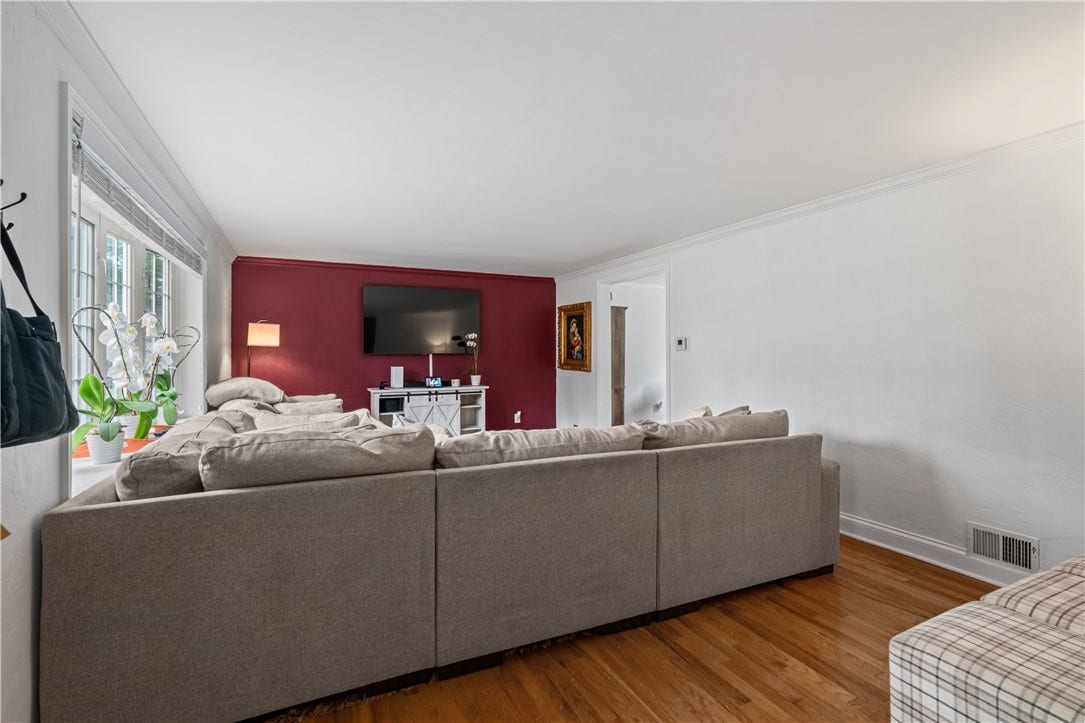 163 Spartan Dr, Bethel Park, PA 15102