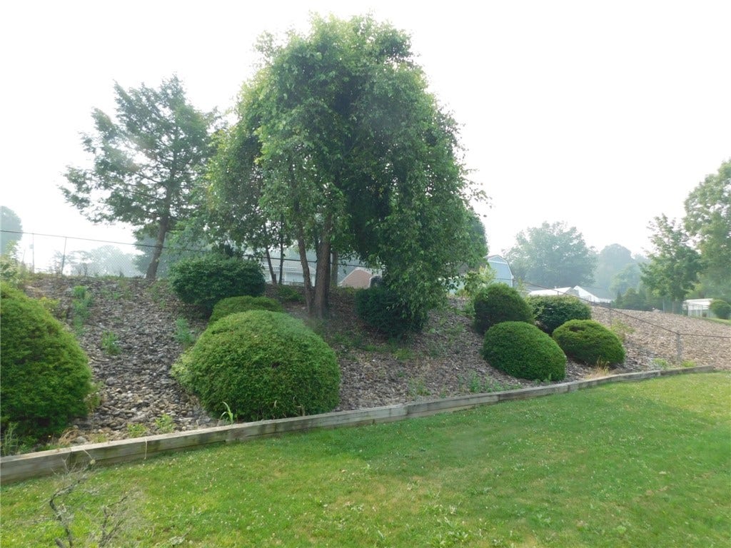 321 Meadowlark Dr, Uniontown, PA 15401