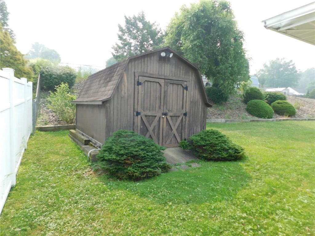 321 Meadowlark Dr, Uniontown, PA 15401