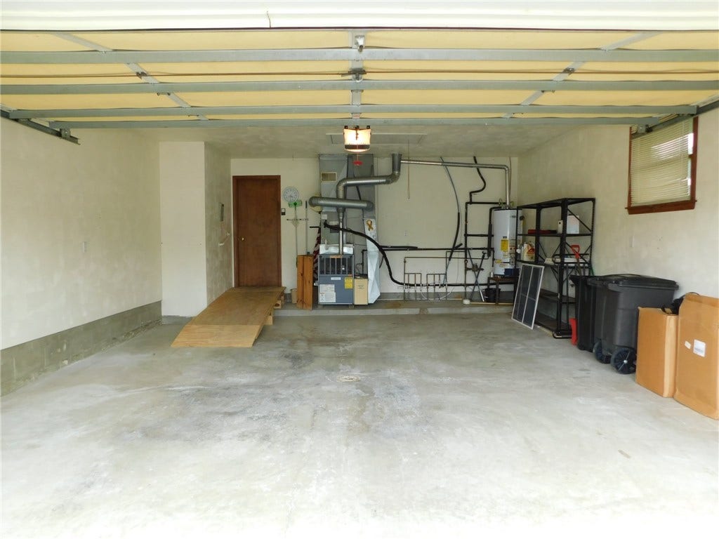 321 Meadowlark Dr, Uniontown, PA 15401