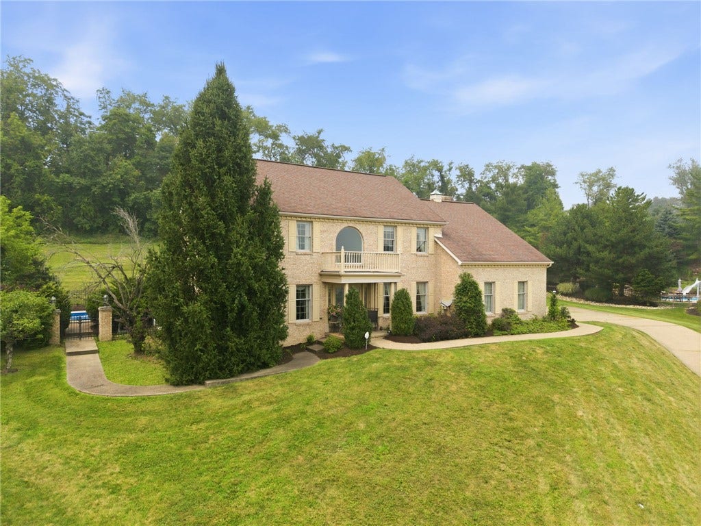 8 Crystol Court, Irwin, PA 15642