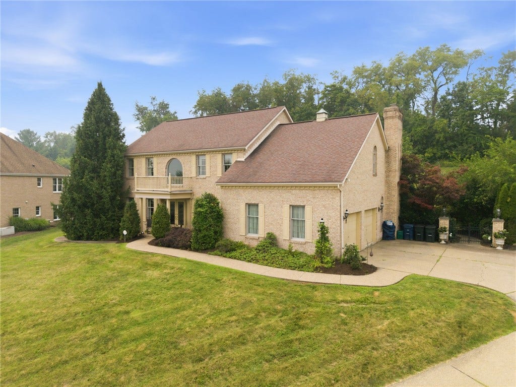 8 Crystol Court, Irwin, PA 15642