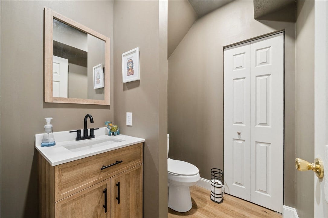 8 Crystol Court, Irwin, PA 15642
