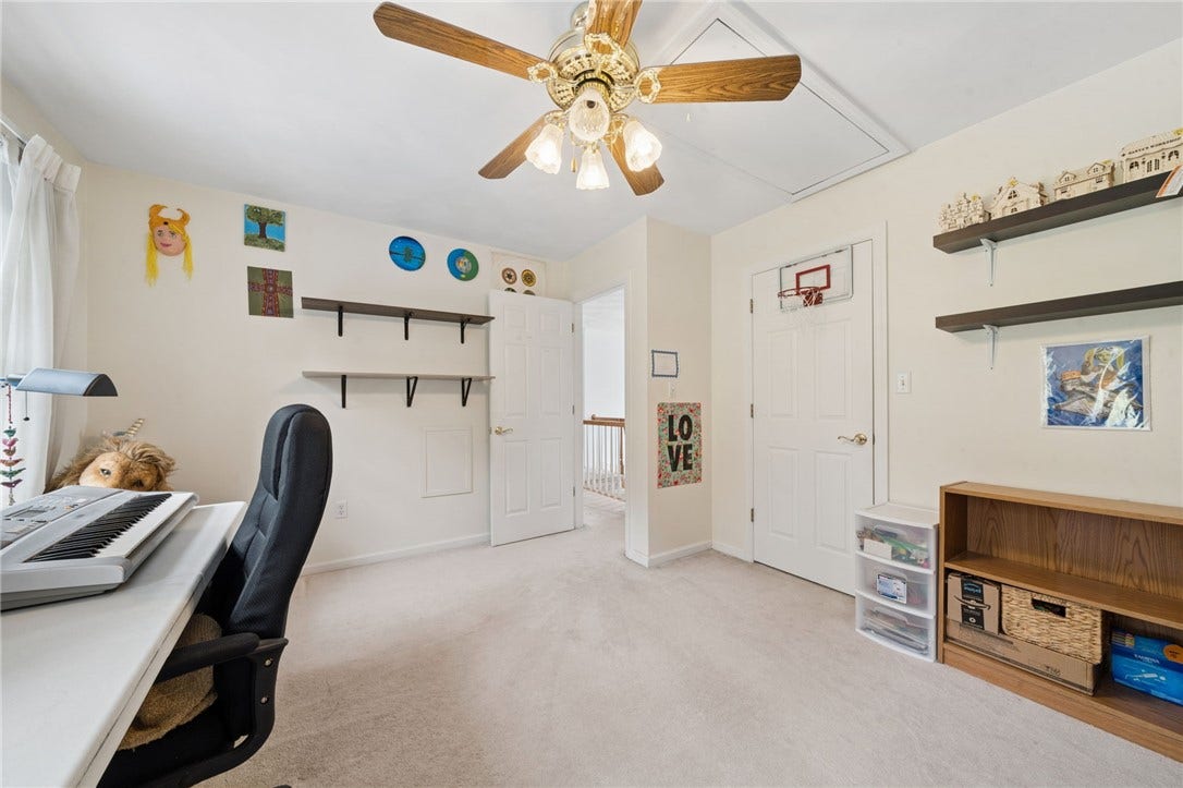 8 Crystol Court, Irwin, PA 15642