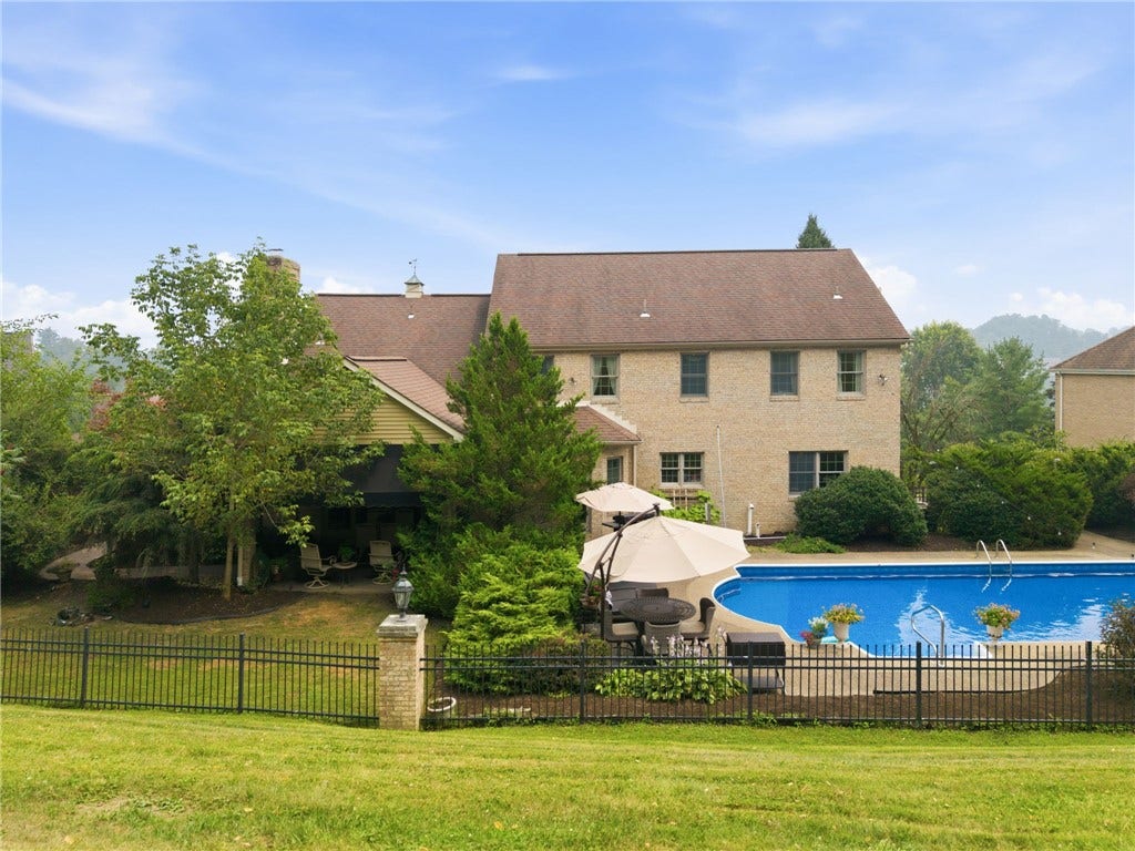 8 Crystol Court, Irwin, PA 15642