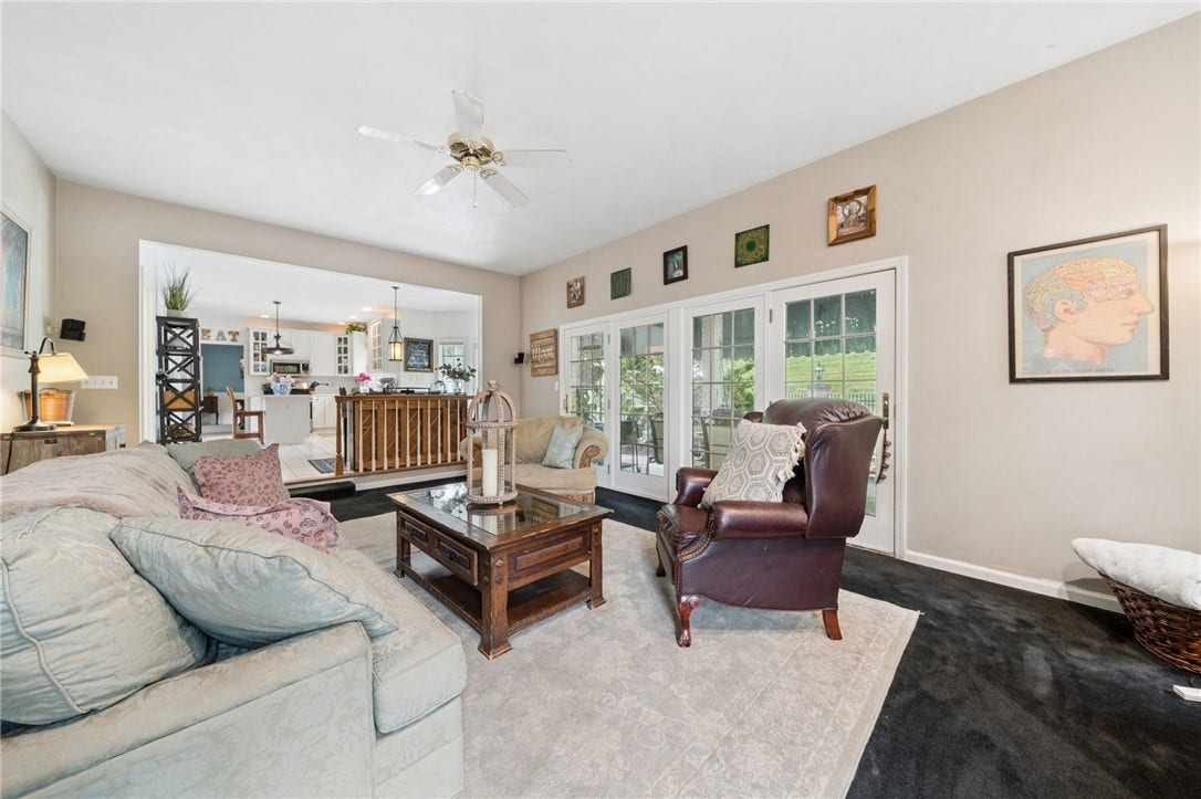 8 Crystol Court, Irwin, PA 15642