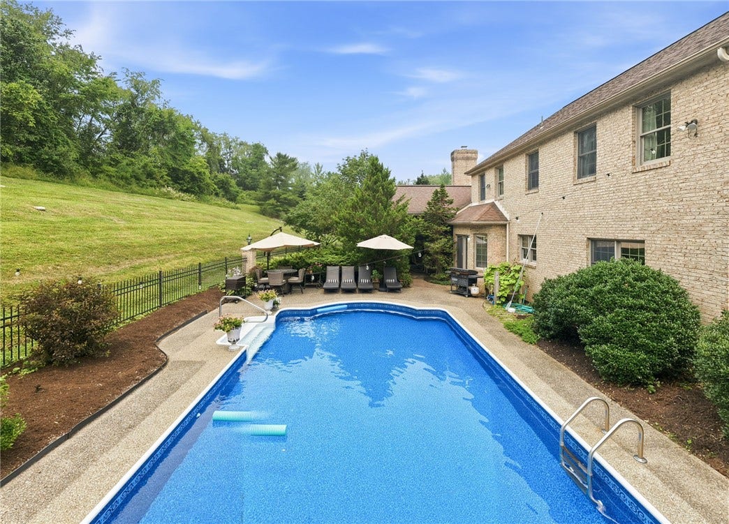8 Crystol Court, Irwin, PA 15642