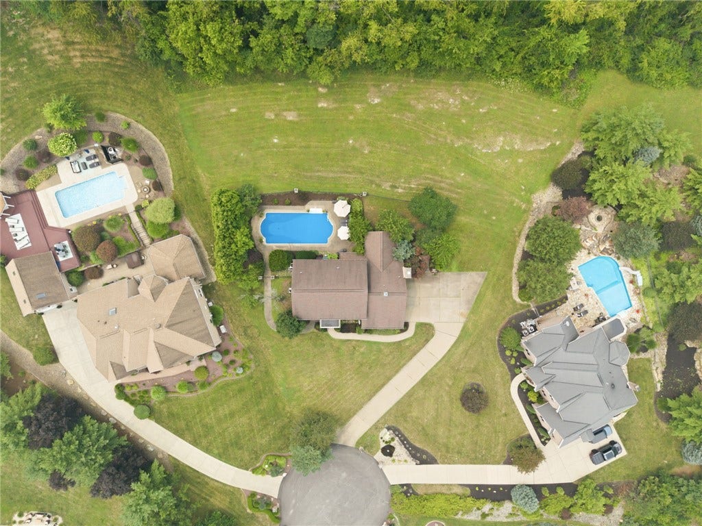 8 Crystol Court, Irwin, PA 15642