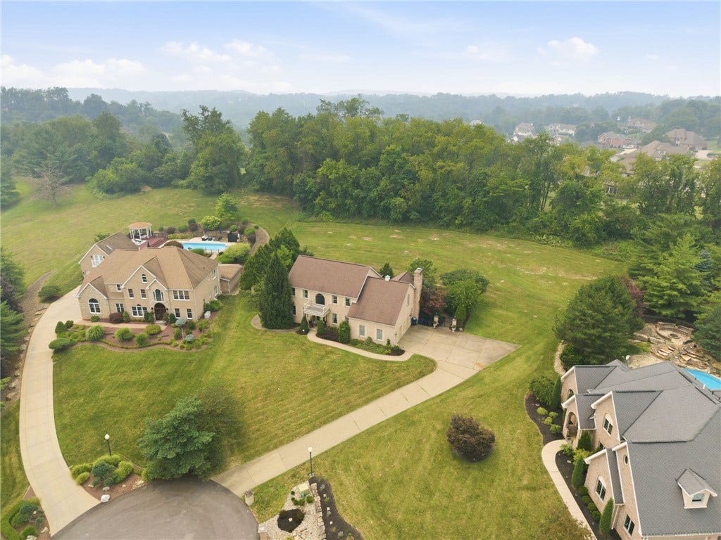 8 Crystol Court, Irwin, PA 15642