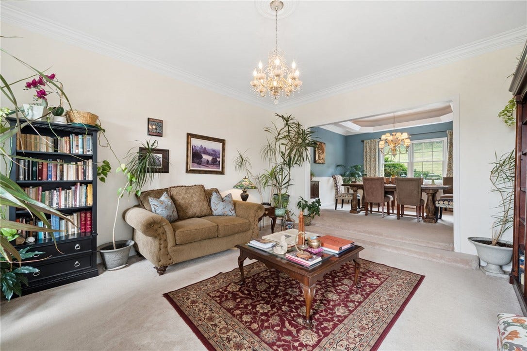 8 Crystol Court, Irwin, PA 15642