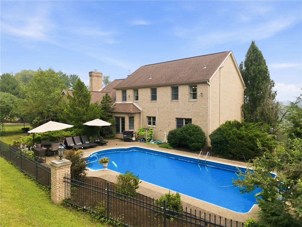 8 Crystol Court, Irwin, PA 15642