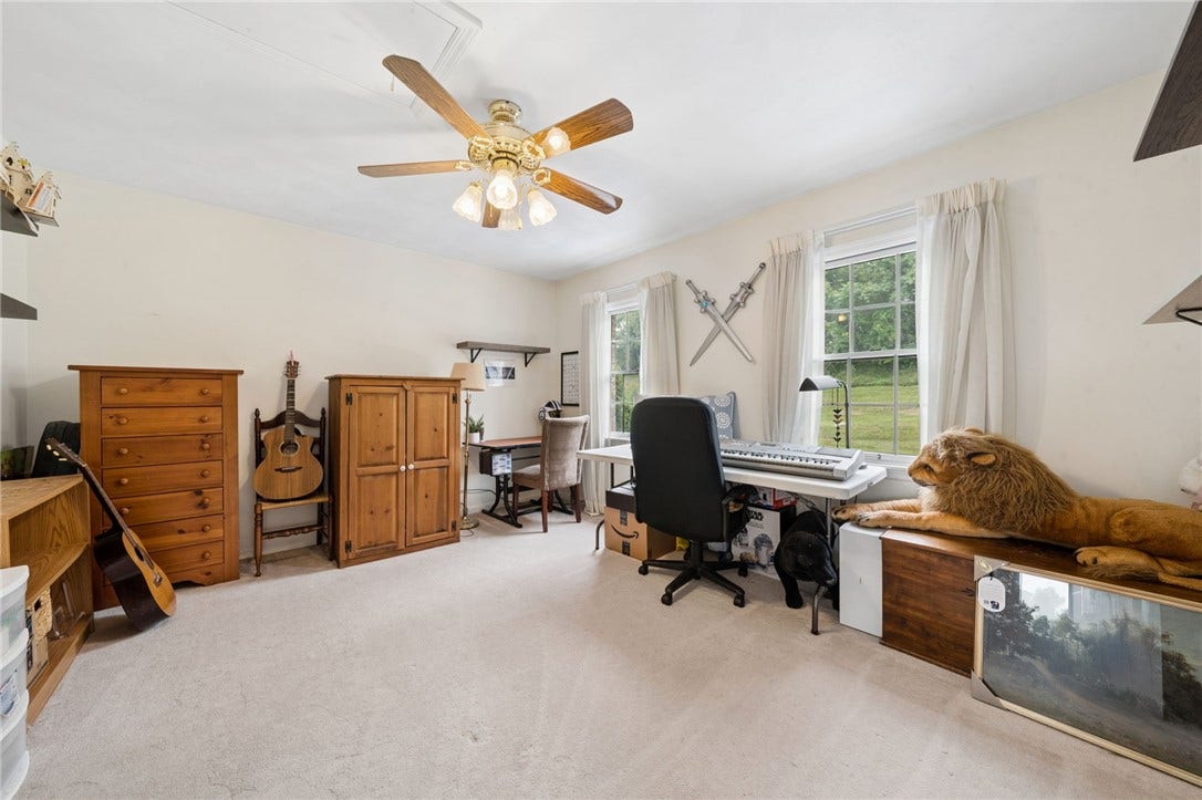 8 Crystol Court, Irwin, PA 15642