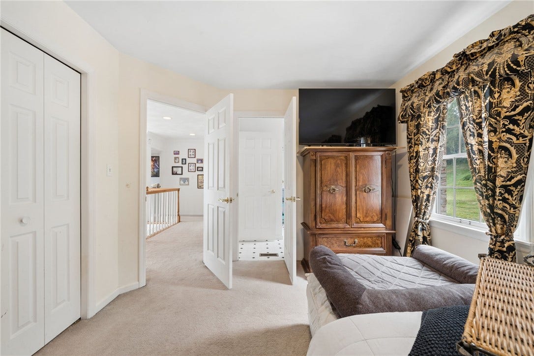 8 Crystol Court, Irwin, PA 15642