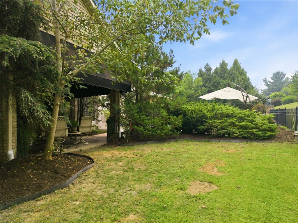 8 Crystol Court, Irwin, PA 15642