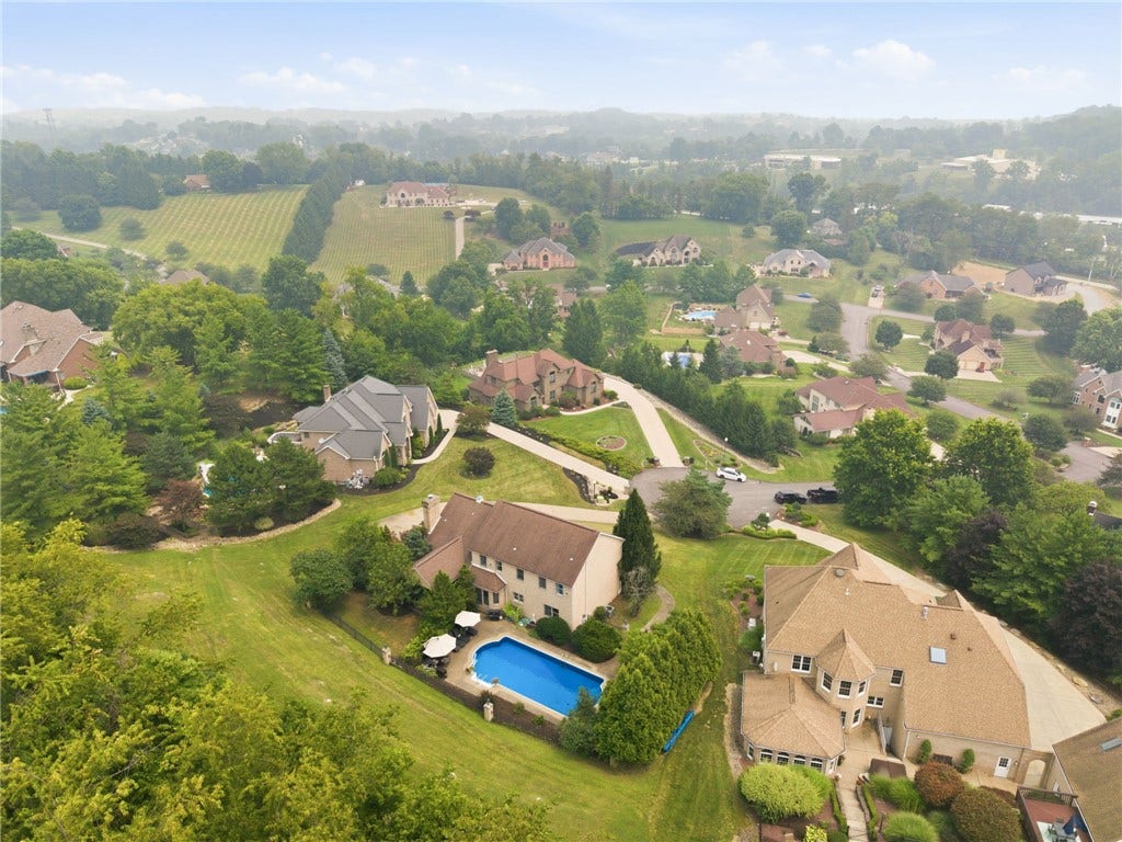 8 Crystol Court, Irwin, PA 15642