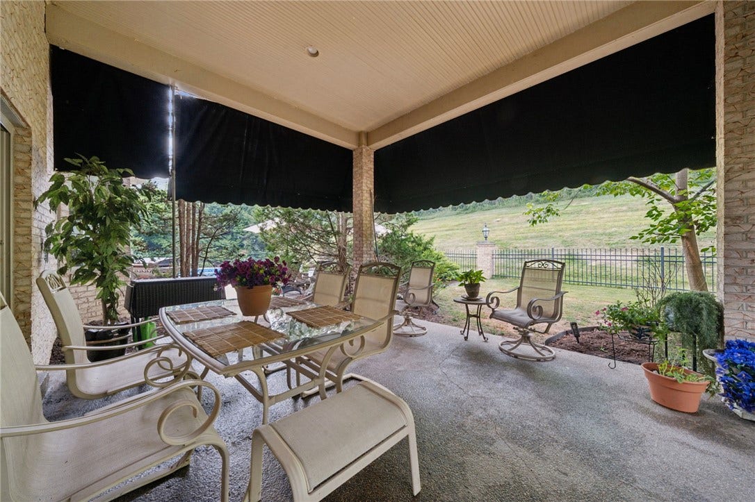 8 Crystol Court, Irwin, PA 15642