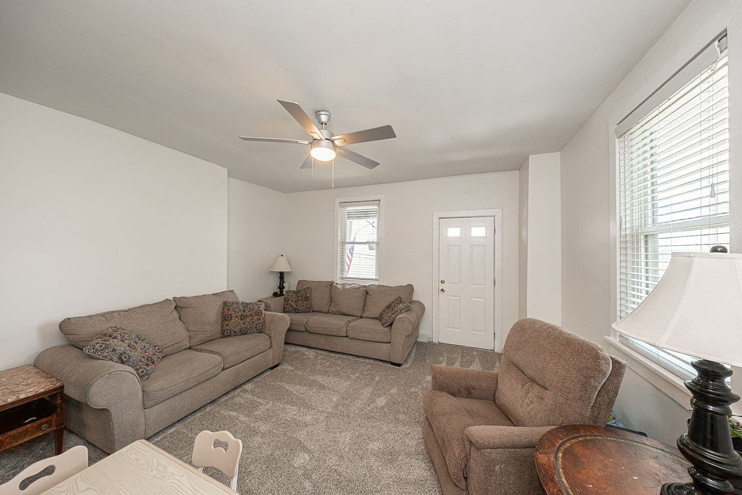 952 Herron Avenue, Pittsburgh, PA 15219 Living room is spacious and bright! Easily fits your larger furniture pieces!