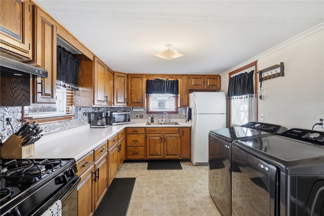 Spacious 10x13 Kitchen with Ample Cabinet & Counter Space