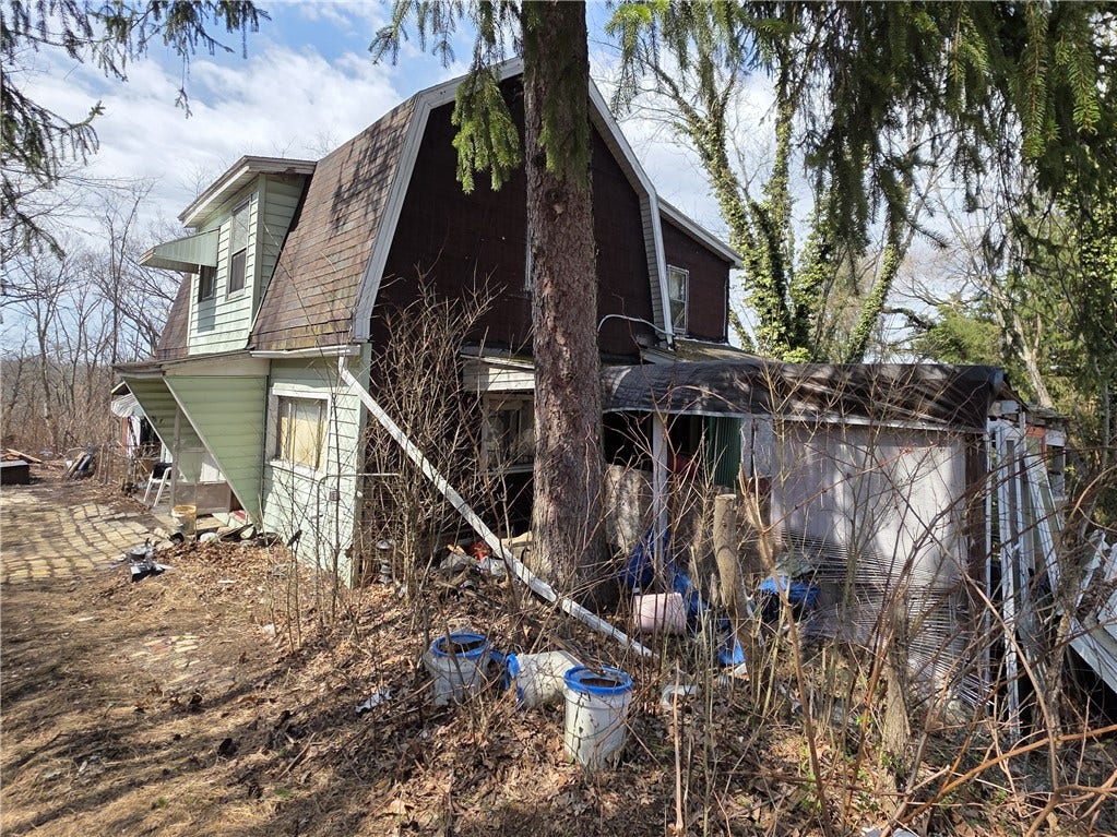 23 Maple Ave, #B, Jeannette, PA 15644