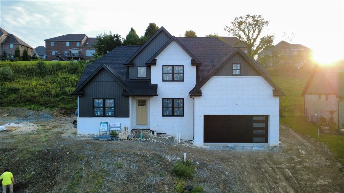 1061 Skyline Dr, Canonsburg, PA 15317