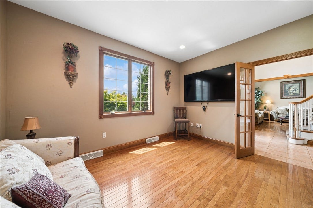 6 Crystol Ct, Irwin, PA 15642