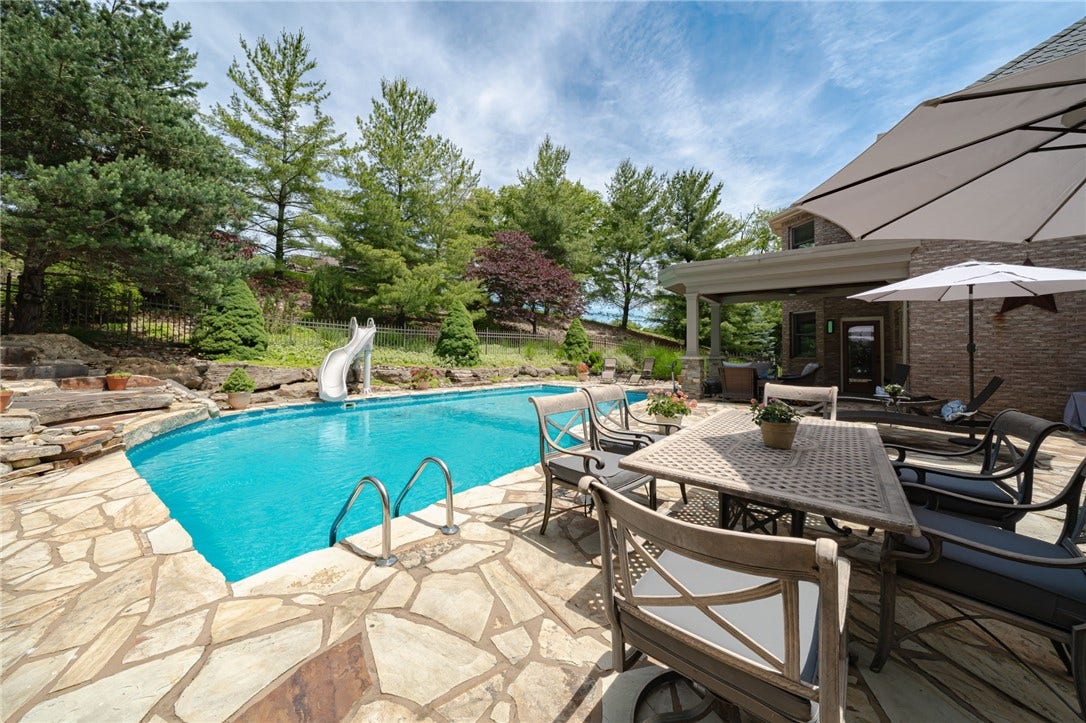 6 Crystol Ct, Irwin, PA 15642