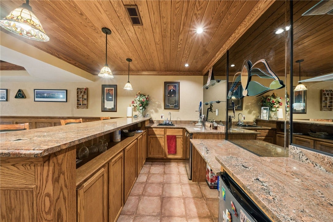 6 Crystol Ct, Irwin, PA 15642